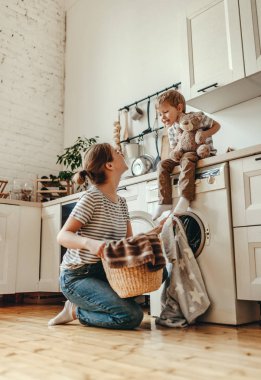 Mutlu aile anne ev kadını ve çocuğunu j ile Çamaşırhane