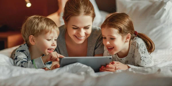 Щаслива родина мати і діти з планшетним комп'ютером вдома — стокове фото