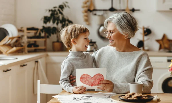 Glückliches Enkelkind der Familie gratuliert Großmutter zum Urlaub — Stockfoto