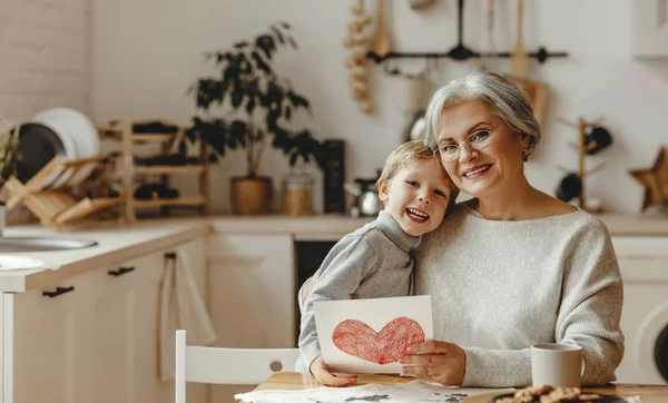 Glad familj barnbarn gratulerar mormor på semester — Stockfoto