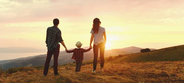 Gelukkige familie vader van moeder en kind zoon op de natuur bij zonsondergang — Stockfoto