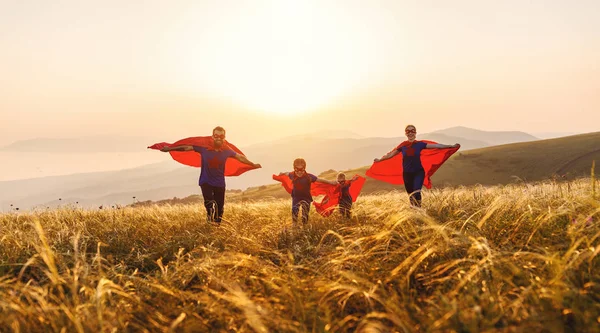 Concepto de super familia, familia de superhéroes al atardecer — Foto de Stock