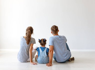 mutlu aile anne, baba ve çocuk kızı boş sırtlar 