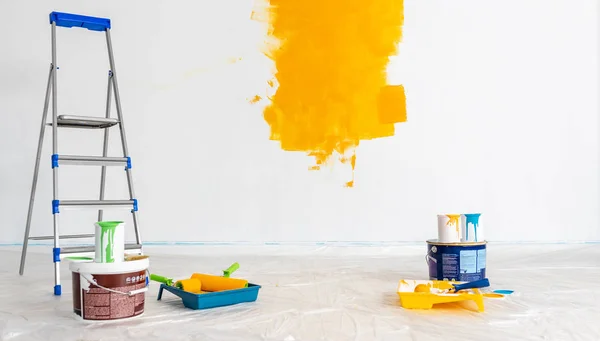 Interior of an empty room with a ladder and paint in which they — Stock Photo, Image