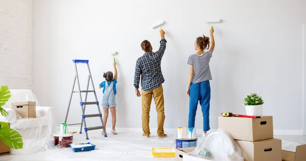 Repair in apartment. Happy family mother, father and child daugh — Stock Photo, Image