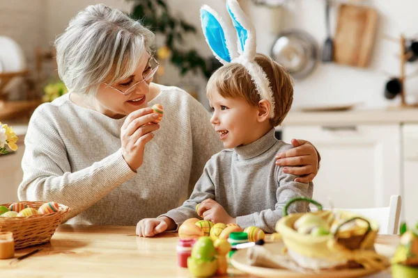 ¡Feliz Pascua! familia abuela y niño con orejas liebre gettin — Foto de Stock