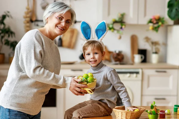 Buona Pasqua! famiglia nonna e bambino con orecchie lepre ottenere — Foto Stock