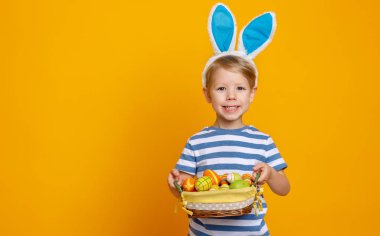 Paskalya yumurtaları ve tavşan kulaklara öldürülecek bir komik mutlu çocuk çocuk