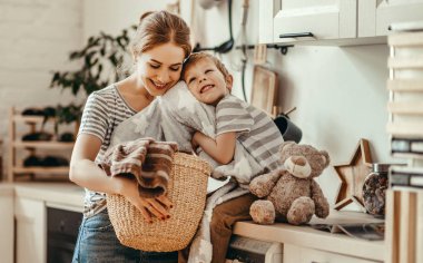 Mutlu aile anne ev kadını ve çocuğunu j ile Çamaşırhane