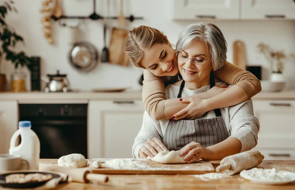 Família feliz avó velha mãe sogra e filha - — Fotografia de Stock