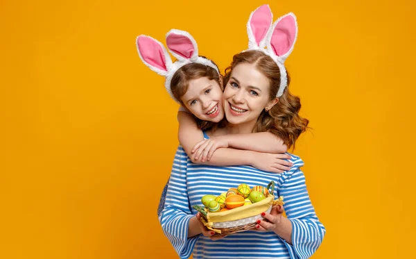 复活节快乐!家庭母亲和孩子女儿与耳朵野兔 ge — 图库照片