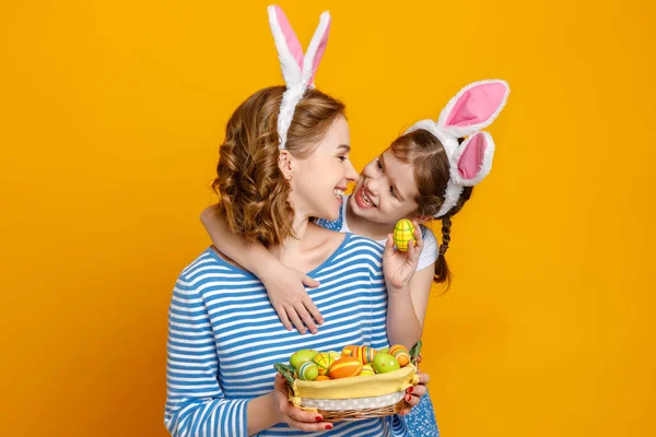 Frohe Ostern! Familie Mutter und Kind Tochter mit Ohren Hase ge — Stockfoto