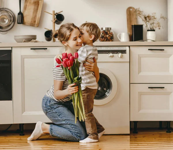 Boldog anyák napját! gyermek fia ad virágot anya a holid — Stock Fotó
