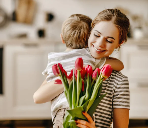 Felice festa della mamma! il figlio di bambino dà fiori per madre su vacanza — Foto Stock