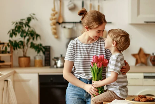 Szczęśliwego Dnia Matki! dziecko syn daje kwiaty dla matki na wakacjach — Zdjęcie stockowe