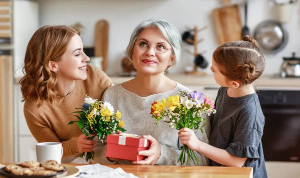 Dia da mãe! três gerações de família mãe, avó a — Fotografia de Stock