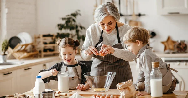 Happy family grandmother and grandchildren cook in the kitchen, — 스톡 사진