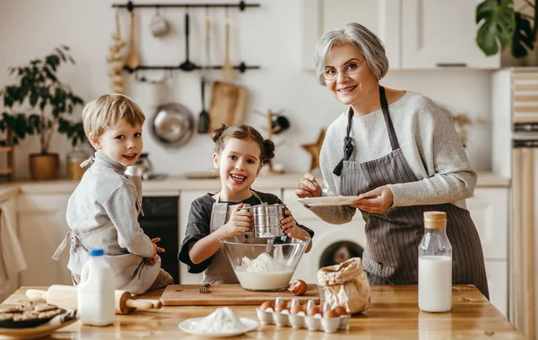 Família feliz avó e netos cozinhar na cozinha , — Fotografia de Stock