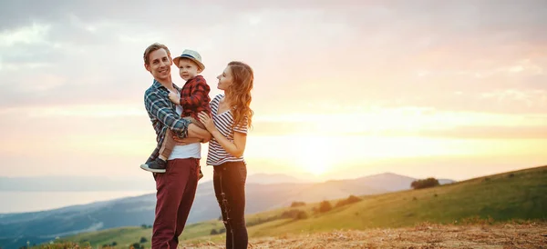 Familia feliz: madre, padre, hijo hijo a en el sol —  Fotos de Stock