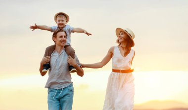 Sunse doğa üzerinde anne ve çocuk oğlu Mutlu aile babası