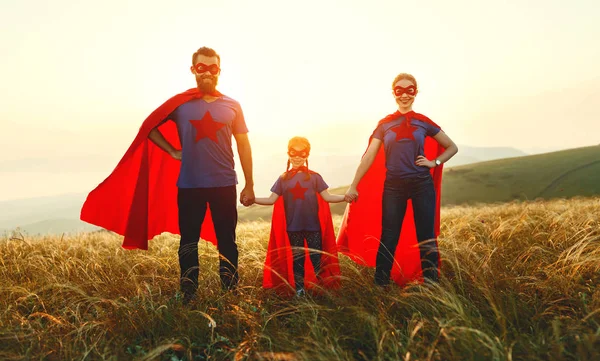Concepto Super Familia Familia Superhéroes Atardecer Natur — Foto de Stock