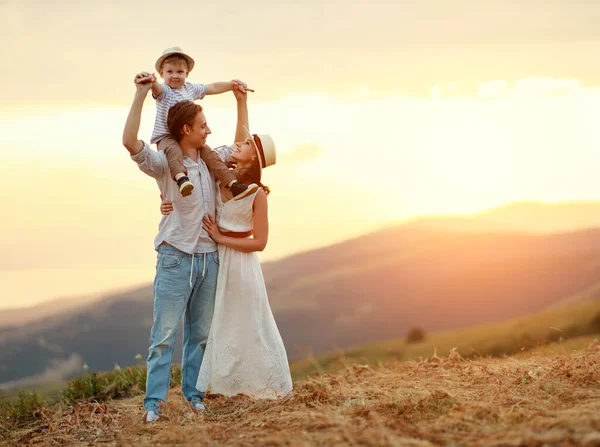 Happy Family Father Mother Child Son Nature Sunse — Stock Photo, Image