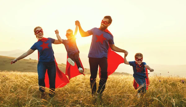 Concepto Super Familia Familia Superhéroes Atardecer Natur —  Fotos de Stock