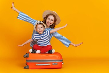 İyi yolculuklar! Gezginler ailesi çantalı anne ve çocuk. Biletler ve pasaportlar renkli sarı arka grupta.