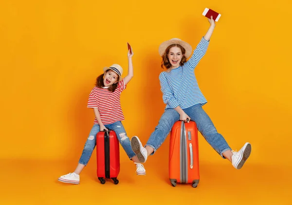 Feliz Viaje Familia Viajeros Madre Hijo Con Entradas Maletas Pasaportes —  Fotos de Stock