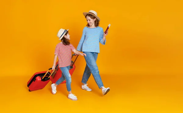 Joyeux Voyage Famille Voyageurs Mère Enfant Avec Valises Billets Passeports — Photo