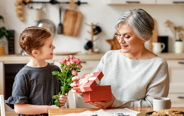 Família Feliz Criança Neta Parabeniza Sua Avó Lhe Flores Gif — Fotografia de Stock