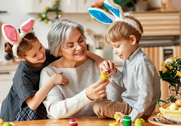 Veselé Velikonoce Rodina Babička Děti Vnoučata Malovat Vejce Pro Holida — Stock fotografie