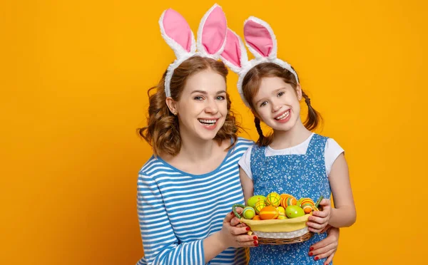 Feliz Pascua Familia Madre Hija Con Orejas Liebre Preparándose Para — Foto de Stock