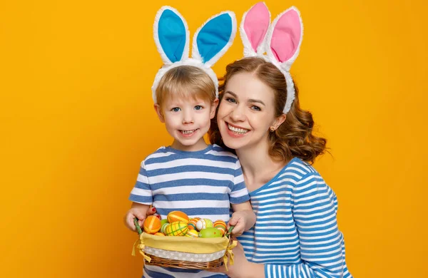 Frohe Ostern Familie Mutter Und Kind Sohn Mit Ohren Hase — Stockfoto