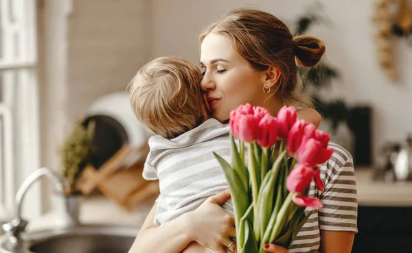 Lycklig Mors Dag Barn Son Gratulerar Mamma Semester Och Ger — Stockfoto