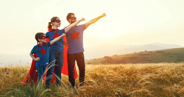 Konzept Der Superfamilie Familie Der Superhelden Bei Sonnenuntergang Der Natur — Stockfoto
