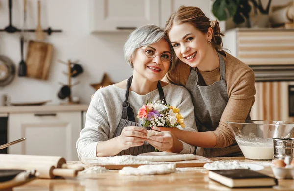 Feliz Dia Mãe Família Avó Velha Sogra Nora Filha Congratular — Fotografia de Stock