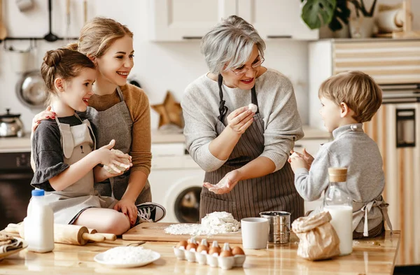 Família Feliz Uma Avó Com Sua Filha Netos Cozinha Cozinha — Fotografia de Stock