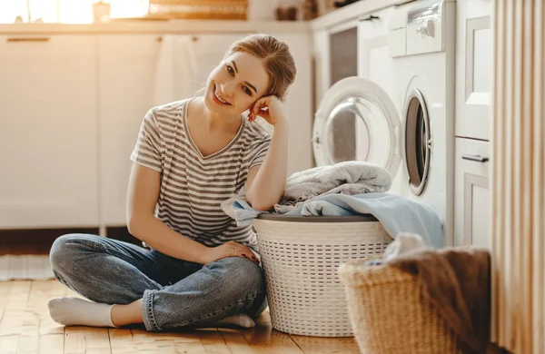 Μια Γυναίκα Ευτυχισμένη Νοικοκυρά Στο Πλυσταριό Πλυντήριο Ρούχων — Φωτογραφία Αρχείου