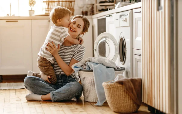 Feliz Familia Madre Ama Casa Hijo Hijo Lavandería Con Lavadora — Foto de Stock