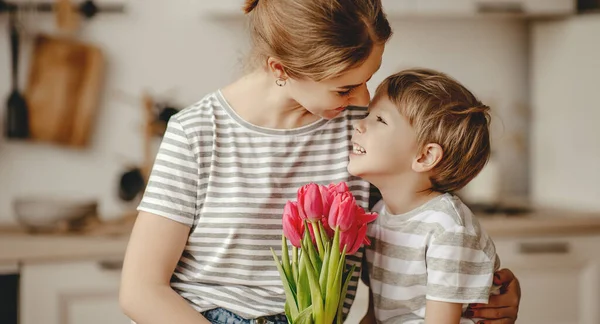 Szczęśliwego Dnia Matki Dziecko Gratuluje Matce Wakacjach Daje Kwiat — Zdjęcie stockowe