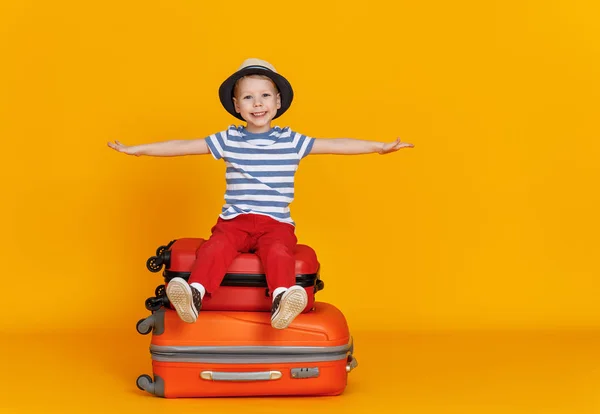 Alegre Menino Viajante Com Uma Mala Backgroun Amarelo Colorido — Fotografia de Stock