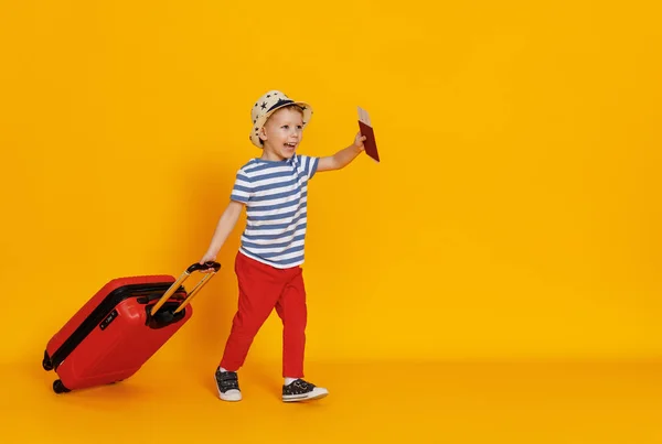 Viajero Niño Alegre Con Una Maleta Fondo Amarillo Color — Foto de Stock