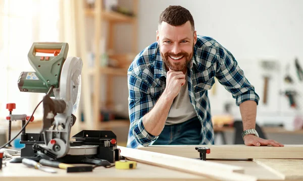 Mladý Tesař Pracující Workshu — Stock fotografie