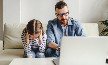 Aile, iş adamı, bilgisayar başında çalışan bir baba ve küçük kızı eve kızmış.