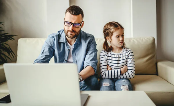 Rodzina Biznesmen Ojciec Pracuje Przy Komputerze Jego Córka Obraził Zły — Zdjęcie stockowe