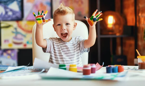 Feliz Engraçado Criança Menino Desenha Rindo Mostra Mãos Sujas Com — Fotografia de Stock