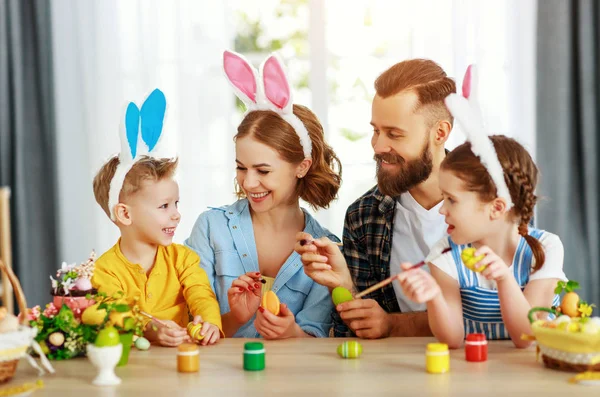 Wesołych Świąt Rodzina Matka Ojciec Dzieci Malować Jaja Wakacje Czasie — Zdjęcie stockowe