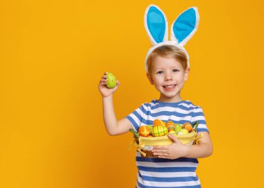 Paskalya yumurtaları ve tavşan kulaklara sarı adam komik mutlu çocuk çocuk