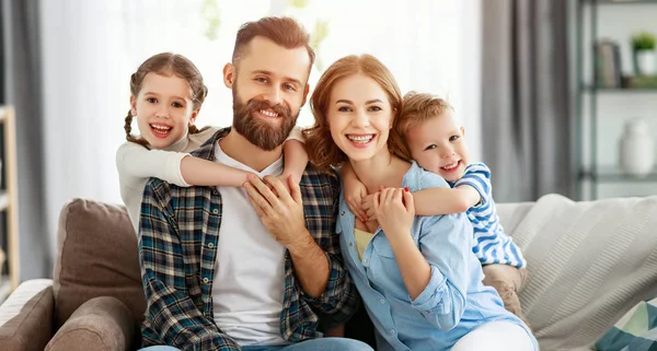 Família Feliz Mãe Pai Filhos Casa Sofá — Fotografia de Stock